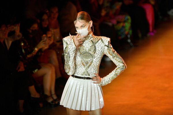Người mẫu mang khẩu trang bảo vệ tại buổi trình diễn bộ sưu tập thời trang The Blonds - Sputnik Việt Nam
