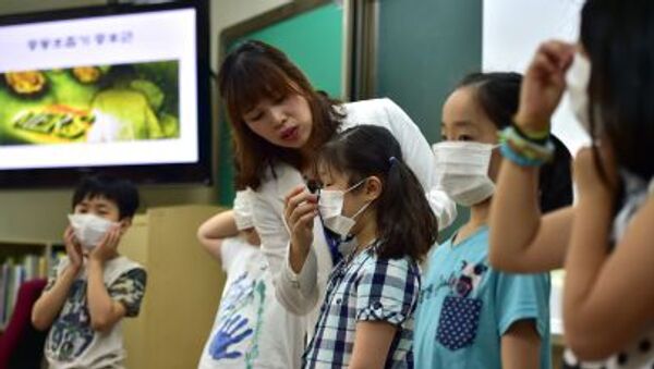Học sinh Hàn Quốc đeo khẩu trang ở Seoul - Sputnik Việt Nam