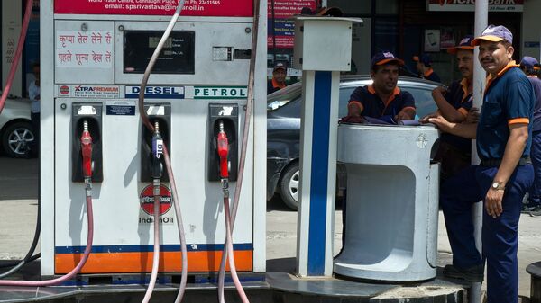 Nhân viên trạm xăng Ấn Độ đang chờ khách hàng - Sputnik Việt Nam