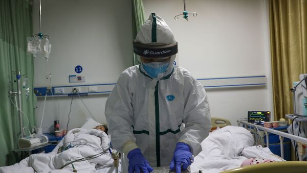 Nhân viên y tế trong bộ đồ bảo hộ tại một bệnh viện ở tỉnh Hồ Bắc, Trung Quốc - Sputnik Việt Nam