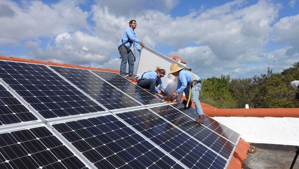 Công nhân lắp đặt các tấm pin mặt trời trên sân thượng ở Vịnh Palmetto, Florida - Sputnik Việt Nam