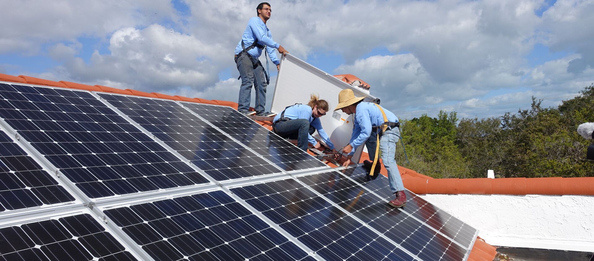 Công nhân lắp đặt các tấm pin mặt trời trên sân thượng ở Vịnh Palmetto, Florida - Sputnik Việt Nam, 1920, 12.02.2020