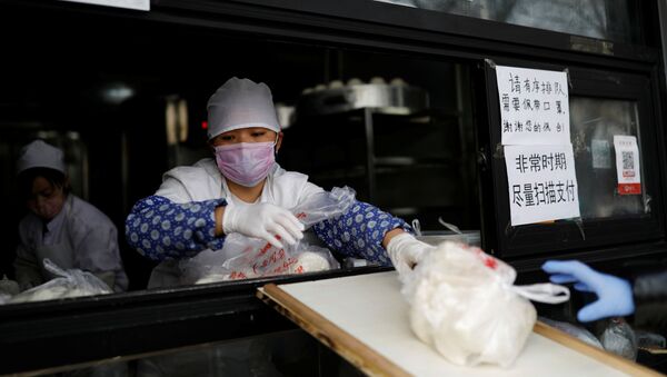 Продавщица в маске передает товар через прилавок ресторана в Пекине, Китай - Sputnik Việt Nam