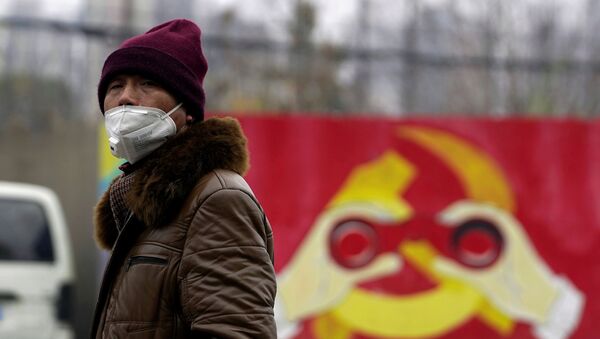 Мужчина в медицинской маске на фоне эмблемы Компартии Китая, Шанхай - Sputnik Việt Nam