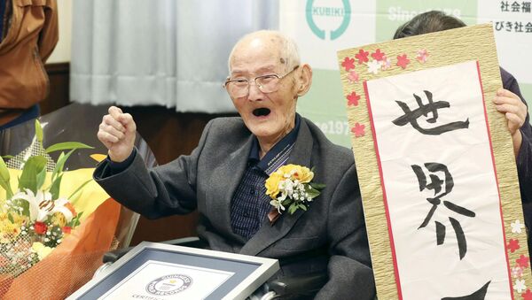 Chitetsu Watanabe, một người sống trăm tuổi người Nhật Bản, nhận được giấy chứng nhận từ Sách kỷ lục Guinness - Sputnik Việt Nam