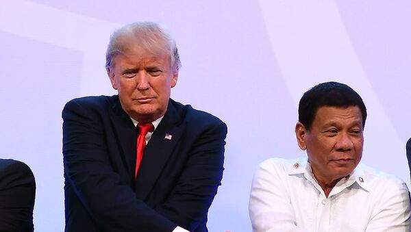 Tổng thống Mỹ Donald Trump trong Cái bắt tay ASEAN tại lễ khai mạc tại Hội nghị thượng đỉnh ASEAN ở Manila, Philippines - Sputnik Việt Nam