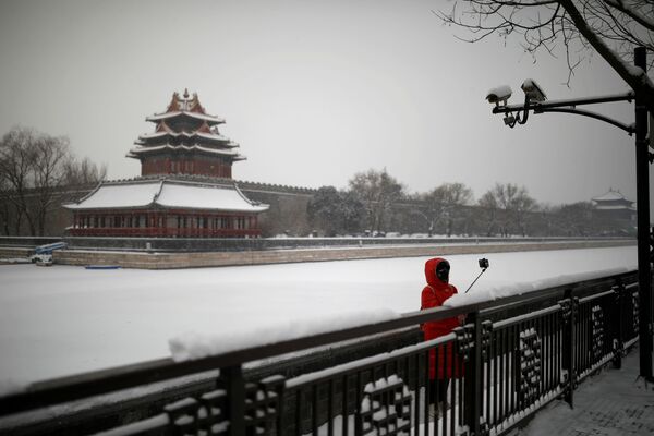Cô gái đeo khẩu trang chụp ảnh tự sướng tại Tử Cấm Thành ở Bắc Kinh - Sputnik Việt Nam
