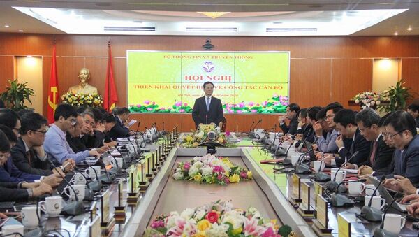 Bộ trưởng Bộ Thông tin và Truyền thông Nguyễn Mạnh Hùng chủ trì hội nghị triển khai quyết định công tác cán bộ.  - Sputnik Việt Nam