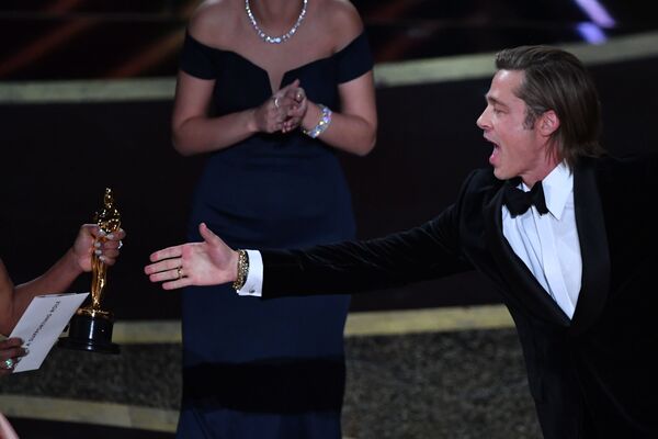 Nam diễn viên Brad Pitt nhận tượng vàng Nam diễn viên phụ xuất sắc nhất tại lễ trao giải Oscar ở Los Angeles - Sputnik Việt Nam