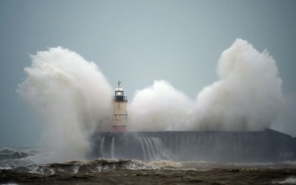 Sóng bên ngọn hải đăng New Haven trên bờ biển phía nam nước Anh trong cơn bão Ciara - Sputnik Việt Nam