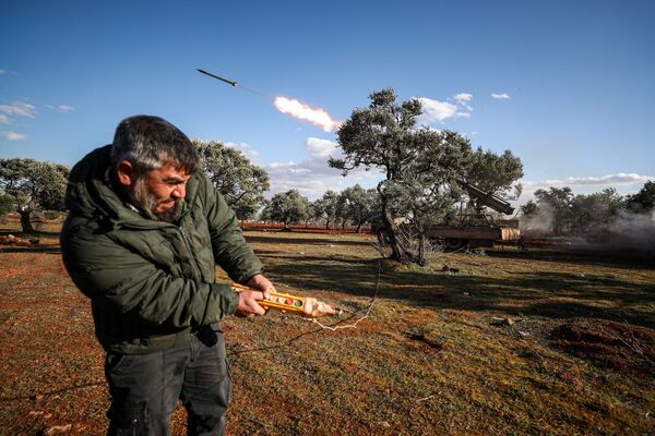 Phóng tên lửa từ xa từ bệ phóng gắn trên xe tải ở Idlib - Sputnik Việt Nam