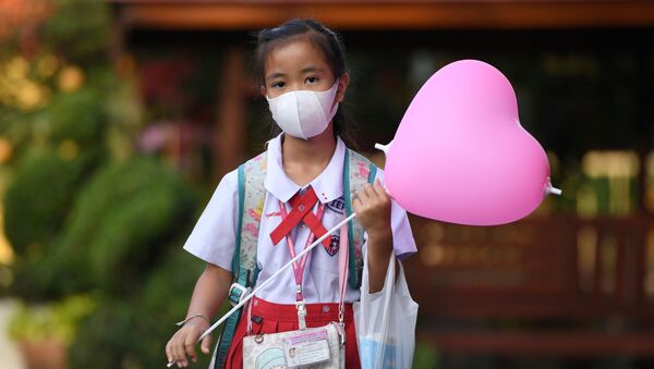 Школьница в медицинской маске и с воздушным шаром  в День святого Валентина в одной из школ города Аюттхая, Таиланд - Sputnik Việt Nam