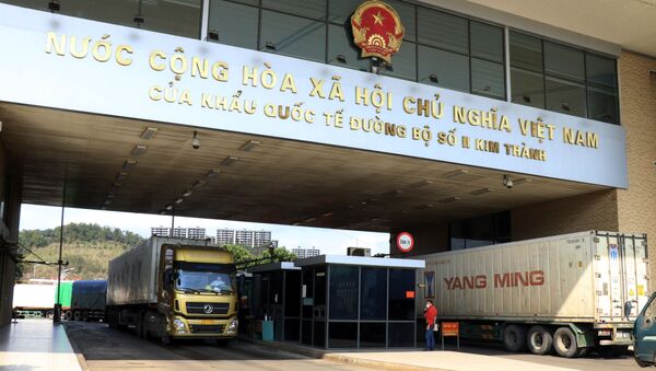 Các xe hàng nông sản chờ làm thủ tục xuất khẩu sang Trung Quốc - Sputnik Việt Nam