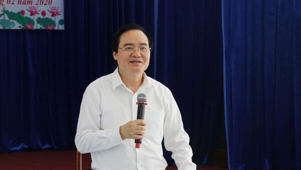 Bộ trưởng Bộ Giáo dục và Đào tạo Phùng Xuân Nhạ phát biểu chỉ đạo tại buổi làm việc - Sputnik Việt Nam