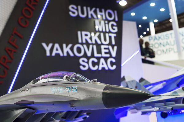 Mô hình chiến đấu cơ MiG-35 tại gian hàng Tổng Công ty chế tạo hàng không Nga ở Dubai Airshow-2015 - Sputnik Việt Nam