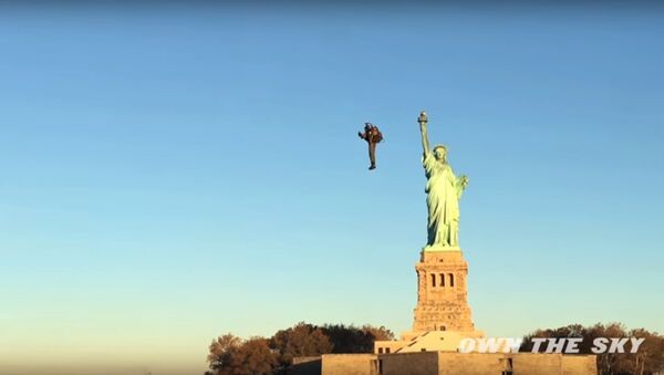 Người lái Jetpack bay vòng quanh tượng Nữ thần Tự do - Sputnik Việt Nam