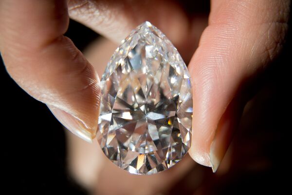 Tháng Tư năm 2014, nhà Christie giới thiệu viên kim cương, được đưa ra đấu giá ở Geneva. - Sputnik Việt Nam