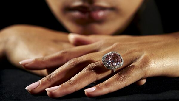 Viên kim cương màu hồng 16,08 carat trước khi bán đấu giá tại Christie ở Geneva. - Sputnik Việt Nam