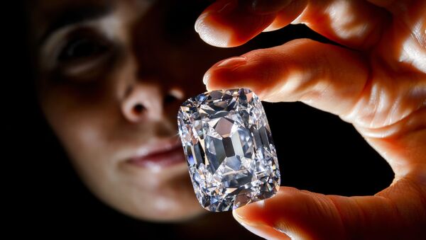 Viên kim cương quý hiếm Archduke Joseph tại nhà đấu giá Christie ở Geneva. - Sputnik Việt Nam