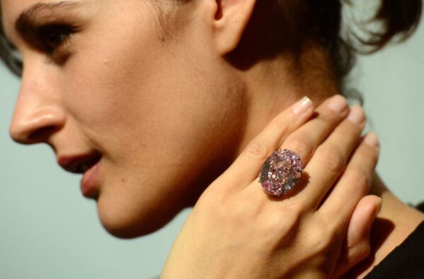 Viên kim cương “Pink Star tại nhà đấu giá Sotheby’s ở New York. - Sputnik Việt Nam