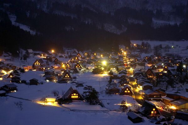 Ngôi làng tuyết phủ Shirakawa-go tọa lạc ở khu vực miền núi xa xôi hẻo lánh của đảo Honshu, Nhật Bản. - Sputnik Việt Nam