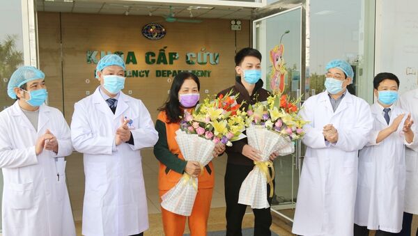 Đội ngũ y bác sỹ chúc mừng hai bệnh nhân được xuất viện. - Sputnik Việt Nam
