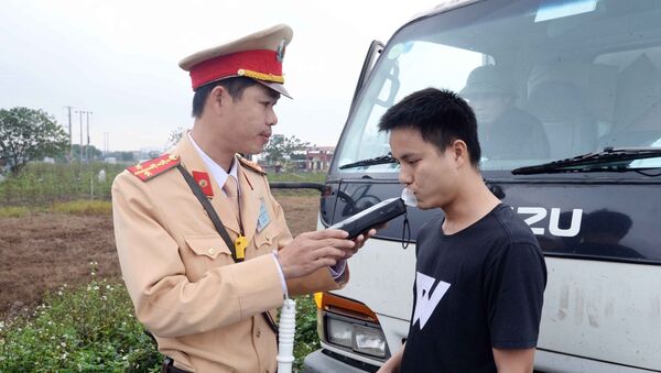 Lực lượng CSGT tỉnh Hưng Yên kiểm tra nồng độ cồn một chủ phương tiện tham gia giao thông trên Quốc lộ 39. - Sputnik Việt Nam