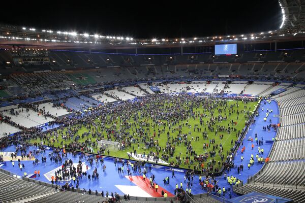 Đám đông hoảng sợ trong sân vận động Stade de France, quanh đó xảy ra những vụ nổ - Sputnik Việt Nam