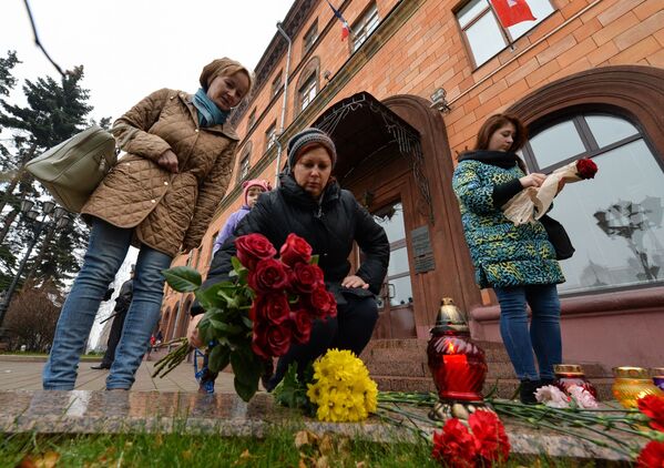 Hoa ở Đại sứ quán Pháp tại Minsk tưởng niệm các nạn nhân khủng bố. - Sputnik Việt Nam