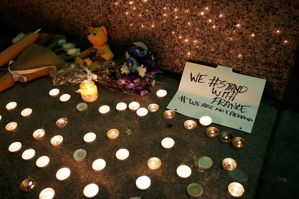 Hoa và nến ở Tổng Lãnh sự quán Pháp tại San Francisco để tưởng nhớ những nạn nhân khủng bố. - Sputnik Việt Nam