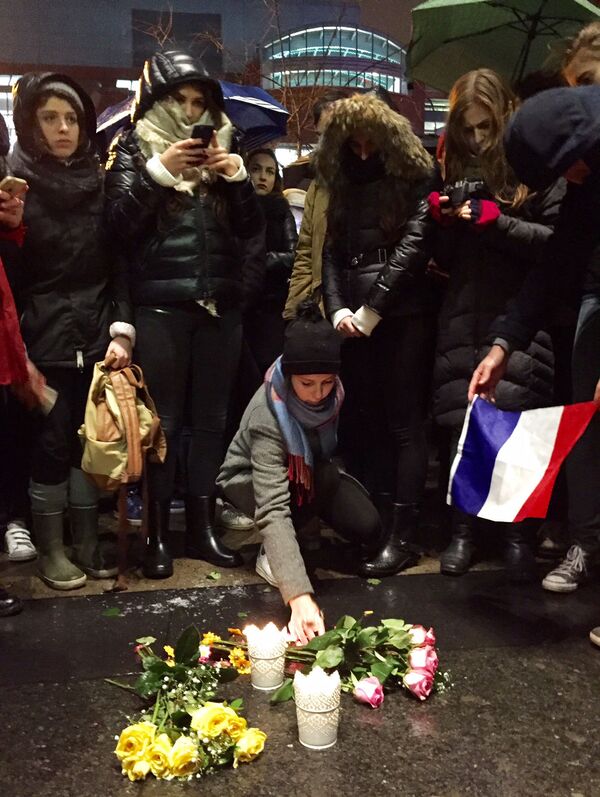 Mọi người đặt hoa tại Montreal thể hiện tình đoàn kết với gia đình những người thiệt mạng và bị thương trong các vụ tấn công khủng bố ở Paris - Sputnik Việt Nam