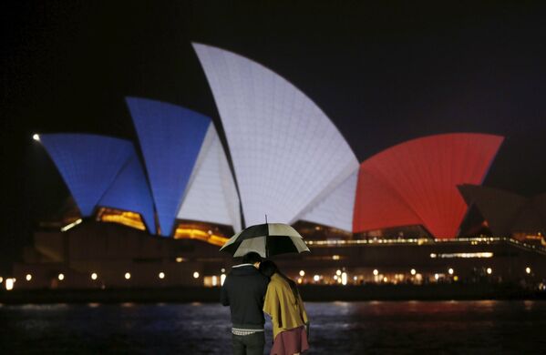 Nhà hát Opera Sydney, Australia, tưởng nhớ các nạn nhân của cuộc tấn công khủng bố tại Paris - Sputnik Việt Nam
