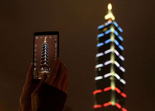 Tòa nhà chọc trời Taipei 101 chìm trong màu cờ Pháp, tưởng nhớ các nạn nhân chết trong cuộc khủng bố - Sputnik Việt Nam