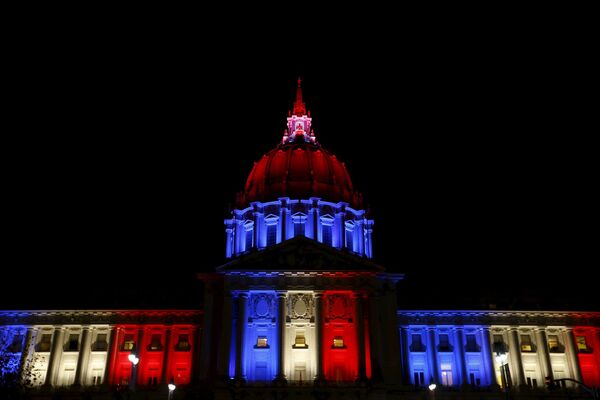Tòa thị chính San Francisco, tưởng nhớ các nạn nhân vụ khủng bố bằng sắc màu quốc kỳ Pháp - Sputnik Việt Nam