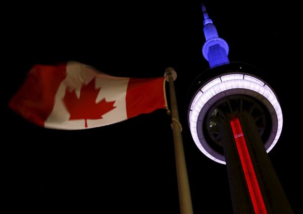 Tháp truyền hình CN Tower tại Toronto, Canada, trong màu quốc kỳ Pháp - Sputnik Việt Nam