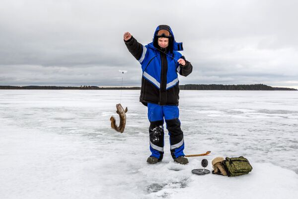 Người ngư dân khoe con cá bắt được trên hồ Syamozero ở quận Pryazhinsky, Cộng hòa Karelia - Sputnik Việt Nam