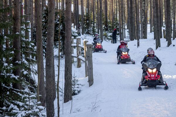Khách tham quan đi xe trượt tuyết trong tổ hợp du lịch Công viên Karjala ở Karelia - Sputnik Việt Nam