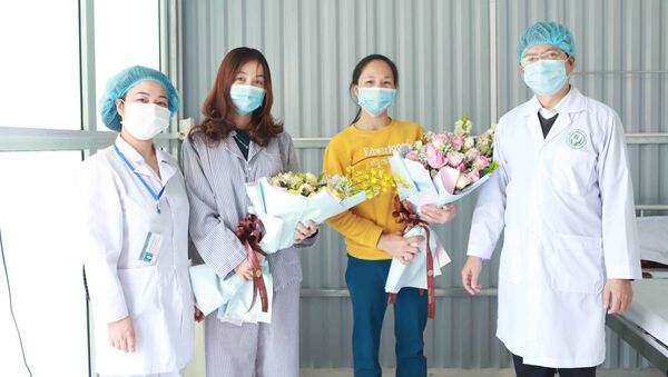 Hai bệnh nhân ở Phòng khám đa khoa Quang Hà (huyện Bình Xuyên, tỉnh Vĩnh Phúc) xuất viện.  - Sputnik Việt Nam