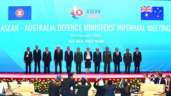 Trưởng đoàn các nước ASEAN, Tổng Thư ký ASEAN và Bộ trưởng Quốc phòng Australia Linda Reynold chụp ảnh chung.  - Sputnik Việt Nam