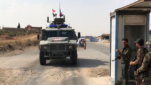 Xe bọc thép phục vụ tuần tra của cảnh sát quân sự Liên bang Nga tại khu vực Manbij ở đông bắc Syria - Sputnik Việt Nam