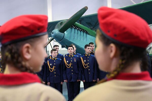 Học sinh trường nội trú huấn luyện bay ban đầu mang tên phi công ba lần Anh hùng Liên Xô A. I. Pokryshkin tại khai mạc Máy bay Chiến tranh Vệ quốc vĩ đại trong Bảo tàng Không quân Trung ương ở Monino - Sputnik Việt Nam