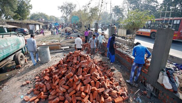 Bức tường ẩn giấu khu ổ chuột ở Ấn Độ trước khi át chủ bài đến - Sputnik Việt Nam