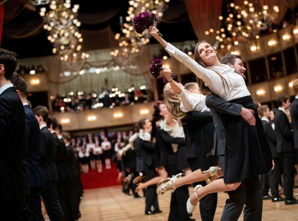 Nhóm vũ công nhà hát ba lê quốc gia Vienna tại Vienna Opera Ball truyền thống ở Vienna, Áo - Sputnik Việt Nam
