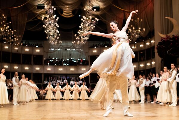 Nhóm vũ công nhà hát ba lê quốc gia Vienna tại Vienna Opera Ball truyền thống ở Vienna, Áo - Sputnik Việt Nam