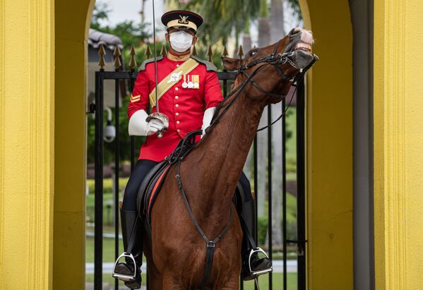 Vệ binh Hoàng gia đeo khẩu trang bảo vệ tại Cung điện Quốc gia ở Kuala Lumpur - Sputnik Việt Nam