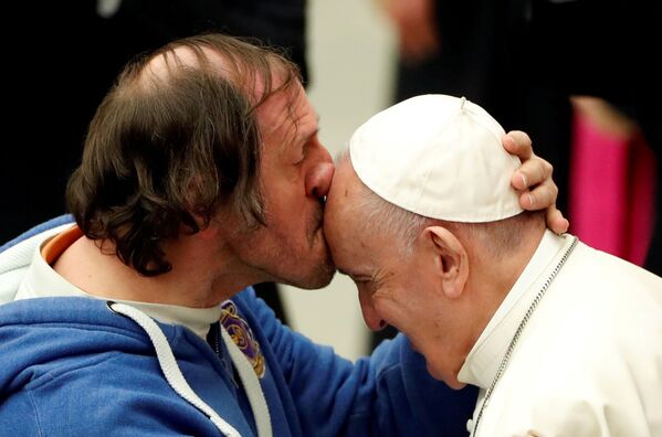 Người đàn ông hôn Đức Giáo hoàng Phanxicô tại Vatican - Sputnik Việt Nam