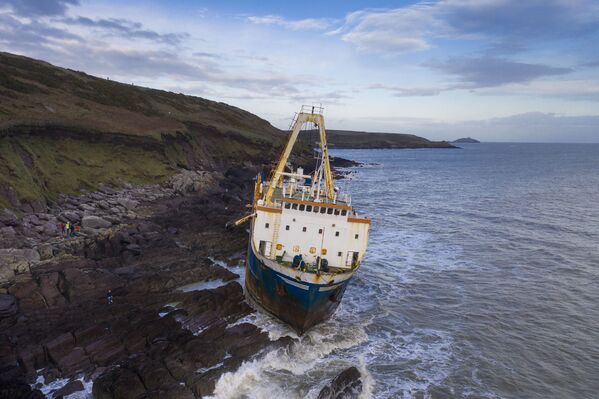 Con tàu bị bỏ hoang trên những tảng đá gần làng Ballycotton ở miền nam Ireland - Sputnik Việt Nam