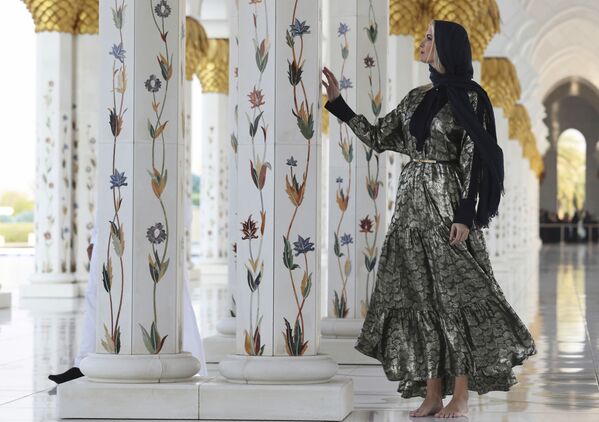 Ivanka Trump tại Nhà thờ Hồi giáo Lớn Sheikh Zayed ở Abu Dhabi, UAE - Sputnik Việt Nam