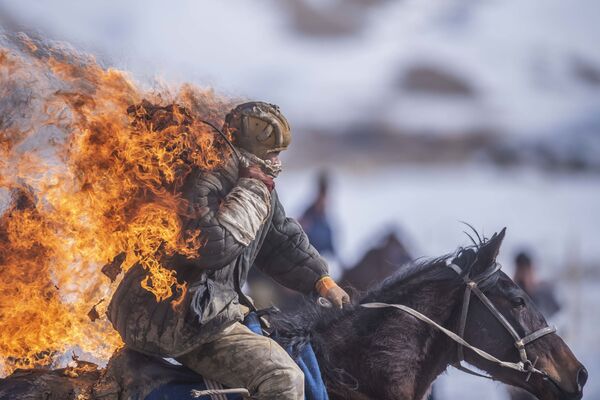 Cascadeur biểu diễn trong khuôn khổ  giải vô địch cưỡi ngựa truyền thống Kok-Boru ở Kyrgyzstan - Sputnik Việt Nam