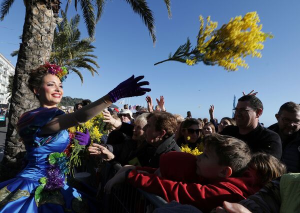 Những người tham gia cuộc diễu hành hoa tại Nice Carnival - Sputnik Việt Nam